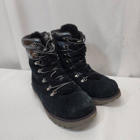 UGG 1019703K  Viki Patent Leather Girls BLACK SHEEPSKIN Boots Size 4 winter - Picture 1 of 8